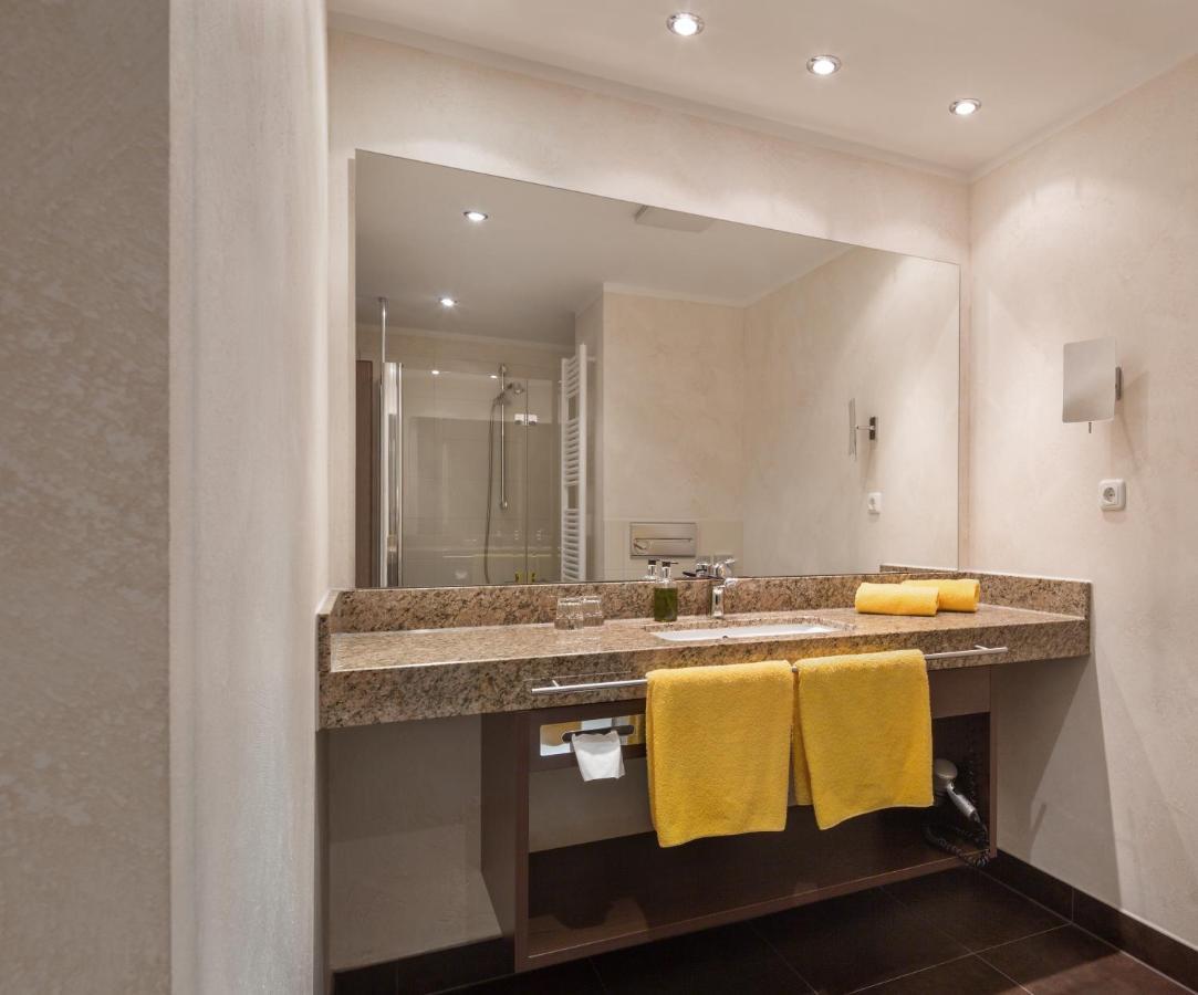 Wirtshaus & Hotel Goldener Greif Edelsfeld Екстер'єр фото