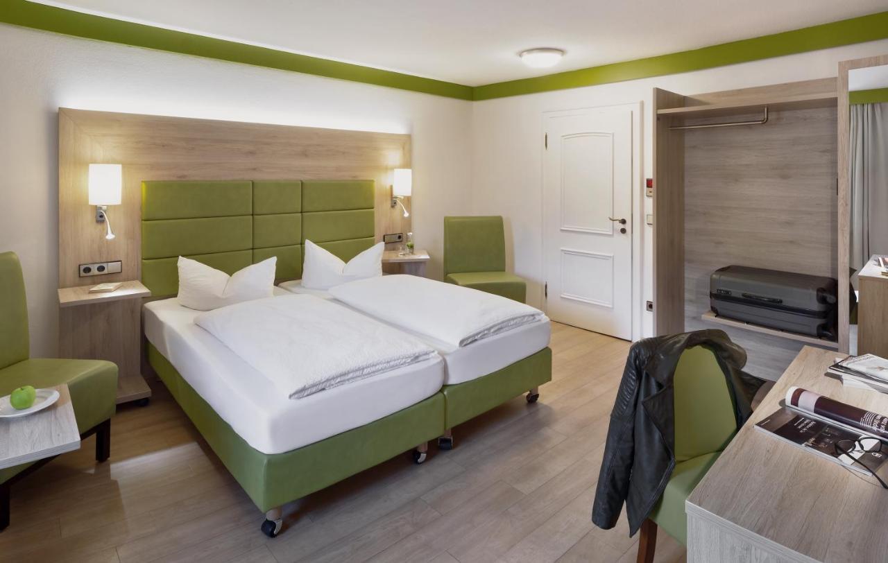 Wirtshaus & Hotel Goldener Greif Edelsfeld Екстер'єр фото