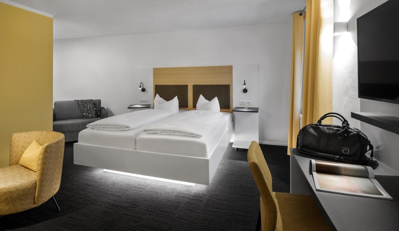 Wirtshaus & Hotel Goldener Greif Edelsfeld Екстер'єр фото