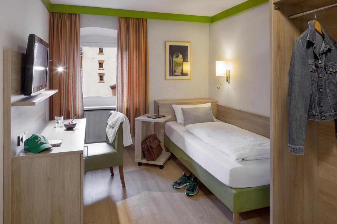 Wirtshaus & Hotel Goldener Greif Edelsfeld Екстер'єр фото