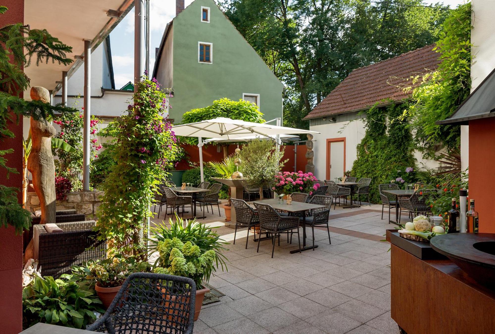 Wirtshaus & Hotel Goldener Greif Edelsfeld Екстер'єр фото