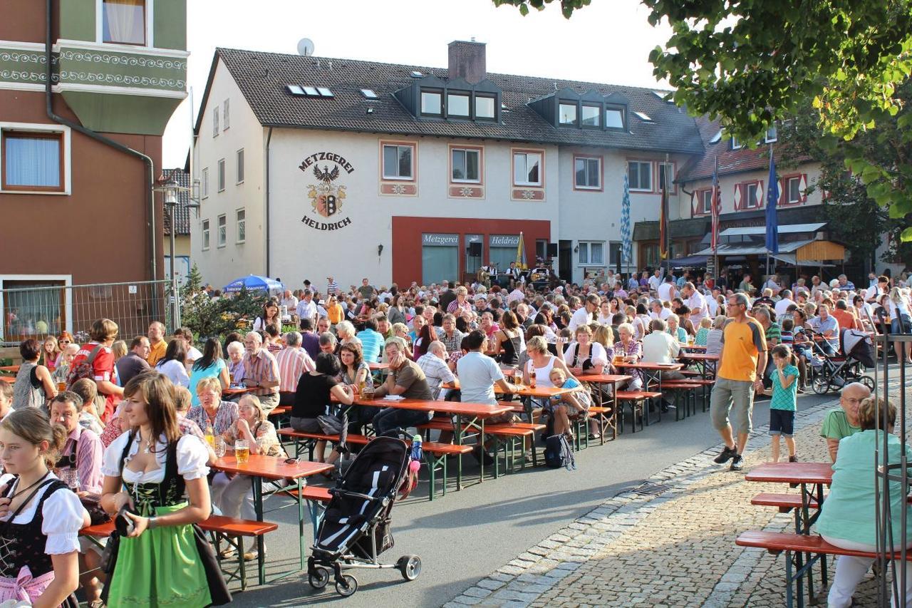 Wirtshaus & Hotel Goldener Greif Edelsfeld Екстер'єр фото