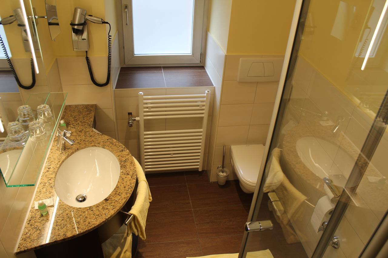 Wirtshaus & Hotel Goldener Greif Edelsfeld Екстер'єр фото